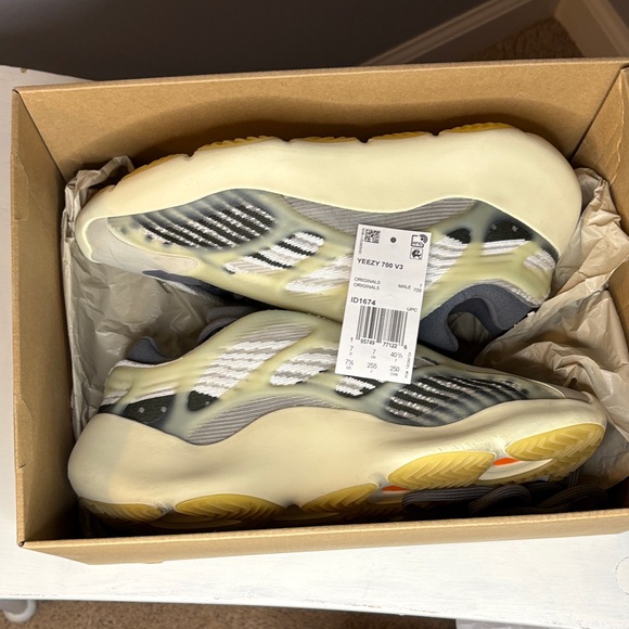 Yeezy 700 V3 Fade Salt Men’s 7.5 LIKE NEW! W/Box